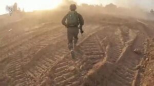 La corsa del soldato israeliano tra i proiettili dei miliziani di Hamas