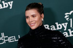 Le unghie al cioccolato di Sofia Richie sono le preferite della moda per l’autunno