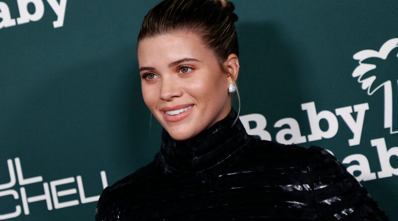 Le unghie al cioccolato di Sofia Richie sono le preferite della moda per l’autunno