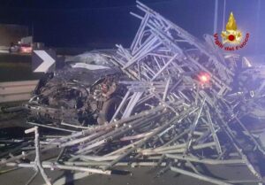 Un camion perde un carico che finisce sulle auto, morti due ragazzi. Il conducente in fuga
