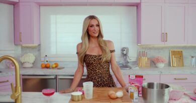 Lasciate che Paris Hilton vi insegni a preparare la sua torta bundt alle fragole “sgraziata
