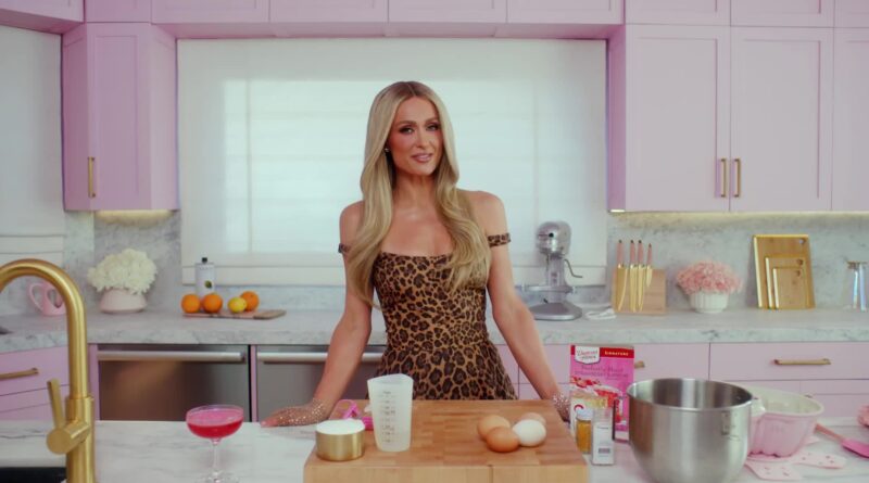 Lasciate che Paris Hilton vi insegni a preparare la sua torta bundt alle fragole “sgraziata