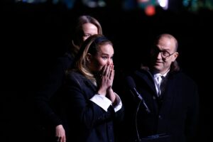 Jennifer Lawrence offre un trucco al latte con un tocco natalizio