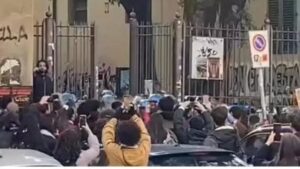 Presidio pro Palestina, cariche della polizia in piazza Brunelleschi