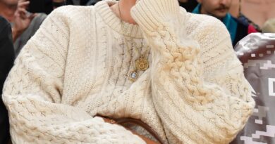 La manicure vaporosa di Adele è il modo perfetto per mettere in mostra i suoi anelli