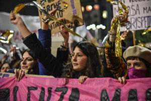 L’Italia in piazza per le donne, con l’ombra della guerra