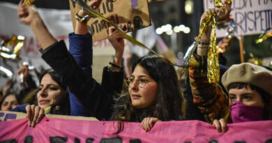 L’Italia in piazza per le donne, con l’ombra della guerra