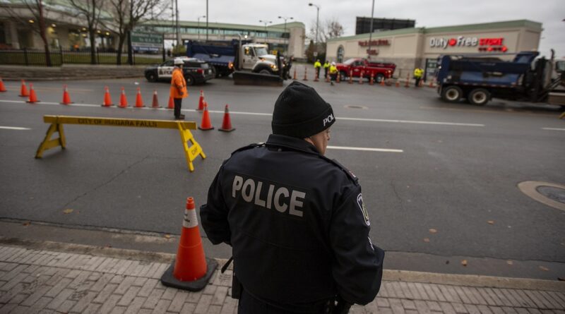 La polizia ha identificato le due persone morte mercoledì nell’esplosione dell’auto sul ponte al confine tra Stati Uniti e Canada