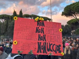 25 novembre, marea fucsia al Circo Massimo. Migliaia in piazza ‘Per Giulia e per tutte’