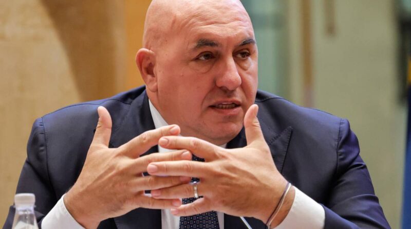 “Riunioni di una corrente di magistrati…”. Crosetto lancia l’allarme: un piano per fermare Meloni