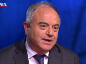 “Conversazioni non segrete”. Gratteri sgonfia il caso Delmastro