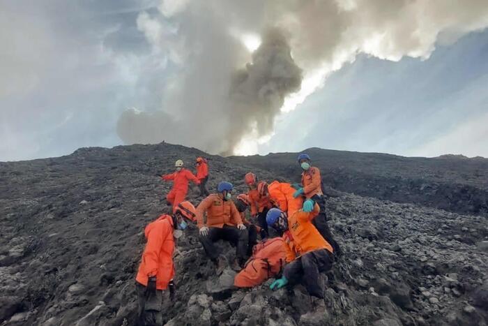 Erutta il vulcano Marapi, salgono a 13 gli escursionisti morti