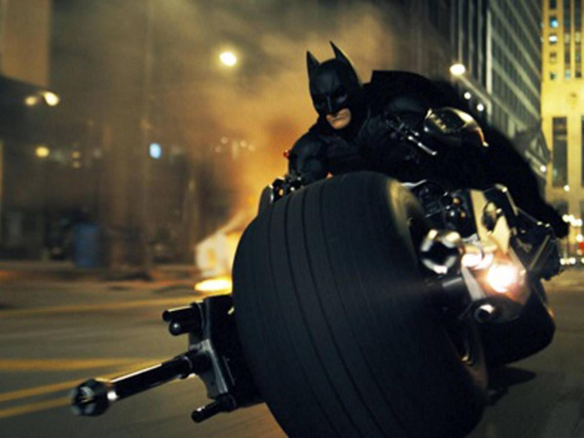 Riparte la balla del Batman fascista: la follia che circola in rete