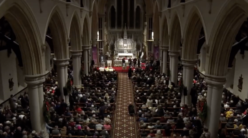 I video di Nick Cave e Glen Hansard che suonano al funerale di Shane MacGowan
