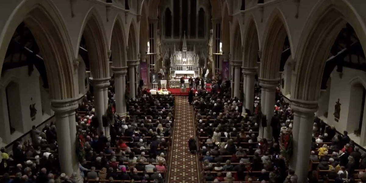 I video di Nick Cave e Glen Hansard che suonano al funerale di Shane MacGowan