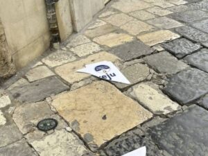 Vandalizzata la targa di Fratelli d’Italia: lo sfregio dei giovani incappucciati