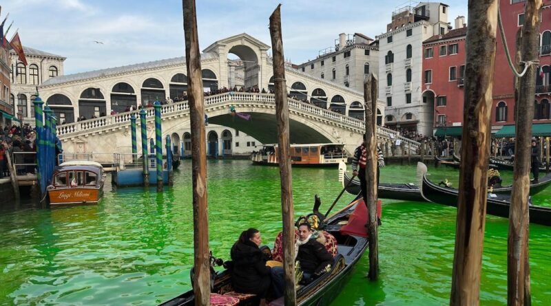 Le foto di Venezia e altre città italiane con l’acqua verde fluo
