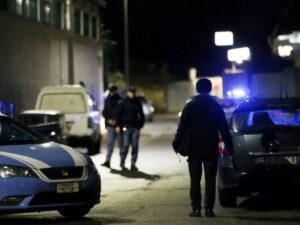 Pugni, calci e bottigliate: furiosa rissa tra giovani in corso Como a Milano