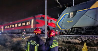 Scontro tra due treni a Faenza, lungo la linea ferroviaria Bologna-Rimini: 17 feriti