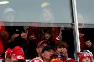 Taylor Swift di nuovo a Kansas City per tifare Travis Kelce nella partita Chiefs-Bills