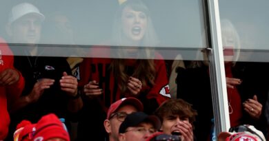 Taylor Swift di nuovo a Kansas City per tifare Travis Kelce nella partita Chiefs-Bills