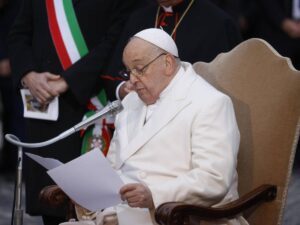 “Italiani, abbracciate i migranti”. Bergoglio predica l’accoglienza