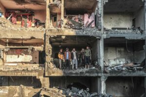 Tre ostaggi uccisi da Israele, ‘un tragico errore’. Centinaia di persone bloccano strade a Tel Aviv