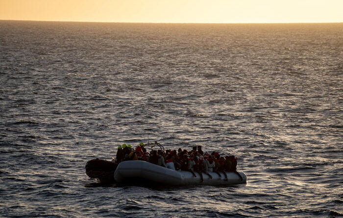 Naufragio al largo della Libia, almeno 61 migranti dispersi