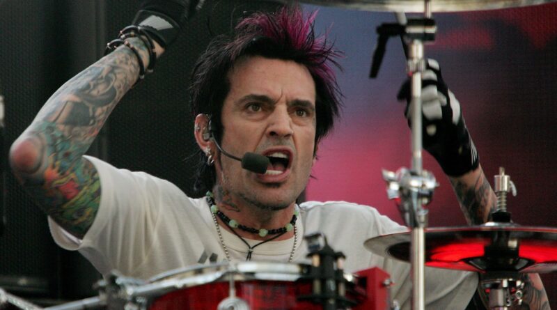 Tommy Lee accusato di violenza sessuale durante un volo in SoCal
