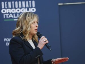 “Cara Elly, chi è qui ha il coraggio che vi manca”. La Meloni affonda la Schlein ad Atreju