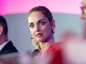 Dopo i follower anche gli sponsor mollano la Ferragni: Safilo rescinde il contratto