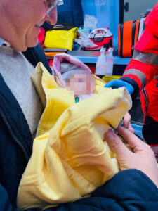 Neonata lasciata nella culla termica di una chiesa a Bari