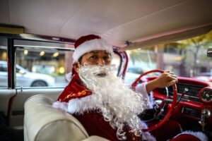 Perù, agenti vestiti da Babbo Natale sgominano banda di narcos a Lima