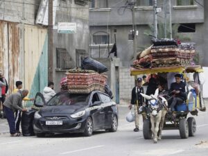 A Gaza bombardamenti nel campo Al-Maghazi. “70 persone uccise nei raid”