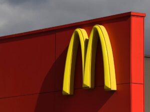 Maxi rissa a Roma: in 20 si affrontano in McDonald’s. Due feriti