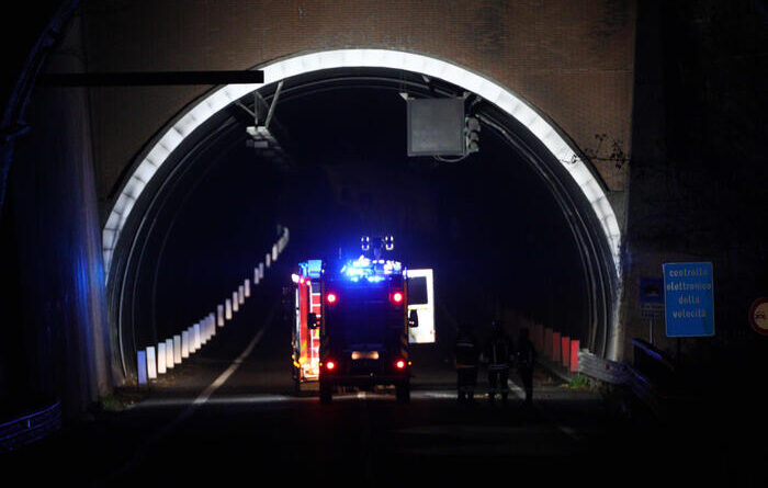 Scontro bus-ambulanza, 4 morti. Illesi i bambini sul pullman