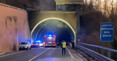 Scontro tra pullman e ambulanza in galleria a Urbino, 4 morti