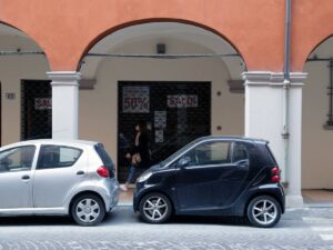 “Lo attaccano sulle auto”. Attenzione alla truffa dell’adesivo: come funziona