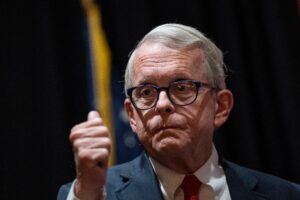 Il governatore dell’Ohio ha revocato il divieto di assistenza ai minori con conferma di genere