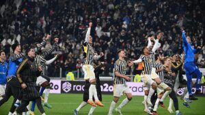 Juve-Roma, tifoso bianconero ferito da un seggiolino lanciato dal settore ospiti