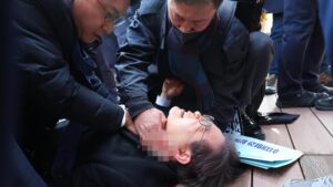 Accoltellato Lee Jae-myung, leader dell’opposizione sudcoreana