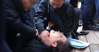 Accoltellato Lee Jae-myung, leader dell’opposizione sudcoreana