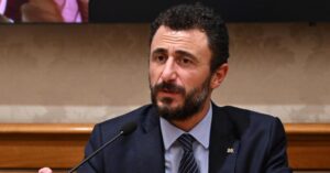 Il deputato Fdi ferisce con la pistola genero scorta Delmastro