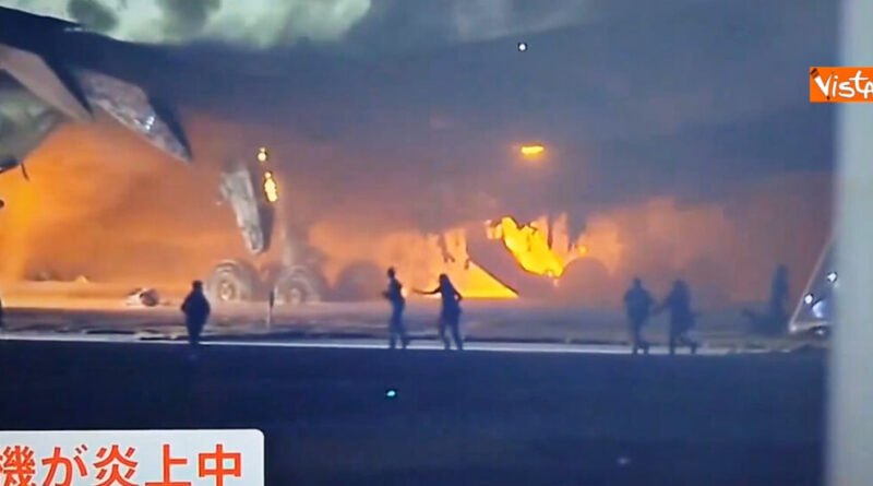 Aereo in fiamme a Tokyo, la fuga dei passeggeri dall’Airbus dopo lo schianto con un altro velivolo