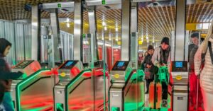 I mega tornelli in metro a Milano scatenano la polemica: è così che si combattono i ‘saltatori’?