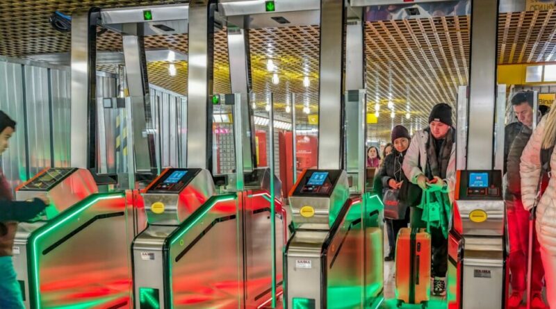 I mega tornelli in metro a Milano scatenano la polemica: è così che si combattono i ‘saltatori’?