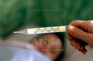 L’influenza incalza, ancora 1 milione a casa. Frena il Covid