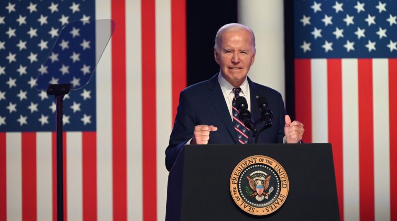 Il presidente Biden, nel primo discorso importante della campagna elettorale del 2024, definisce Trump una minaccia alla “sacra causa” della democrazia