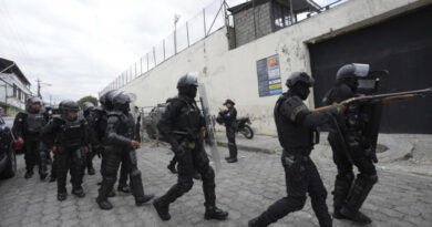 Ecuador, dilaga il caos dopo la fuga del criminale Macias. Assaltato uno studio Tv durante una diretta