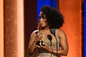 Angela Bassett riceve il suo Oscar e lancia a Hollywood un appello urgente all’azione